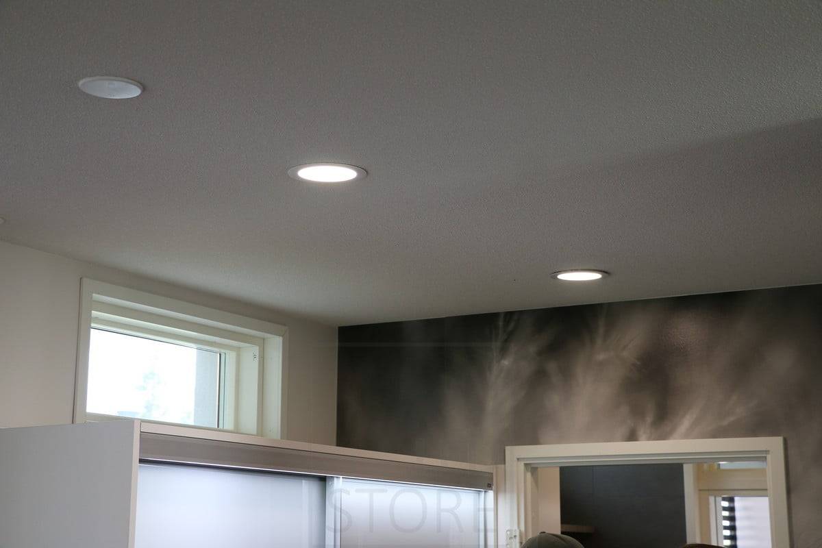 Salon du logement 2015 : plafond circulaire 160 au plafond du couloir. Ledstore.fi