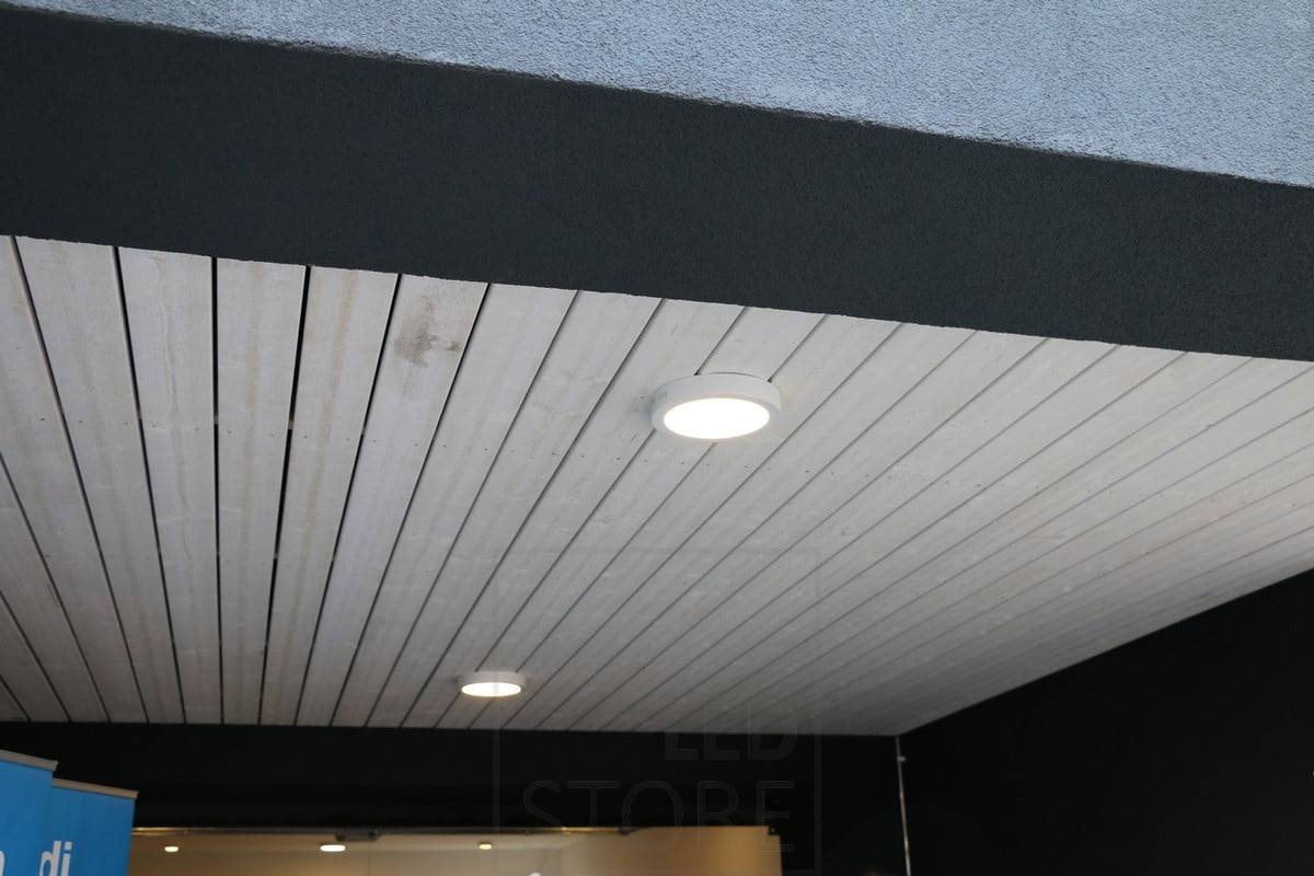 Salon de l'habitat 2015 : panneaux lumineux en saillie dans un auvent. Ledstore.fi
