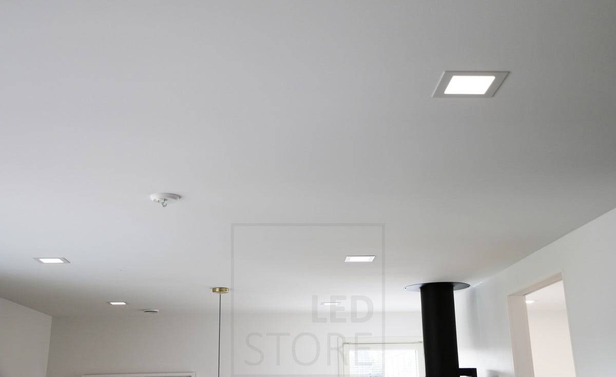 Salon du logement 2018 : panneaux 200x200 au plafond d'une chambre à coucher. Ledstore.fi