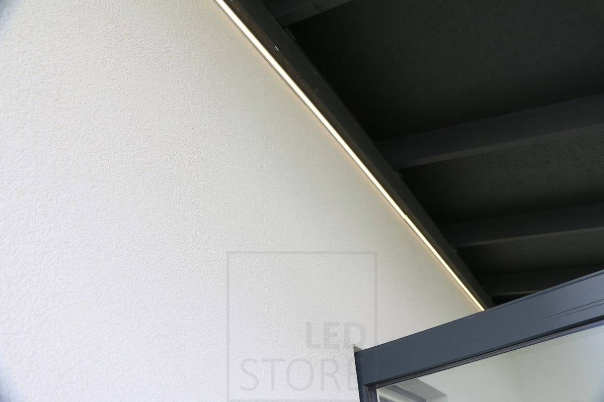 Salon de l'habitat 2018 : bandeau de leds à la limite plafond-mur en hauteur sur le toit terrasse. Ledstore.fi
