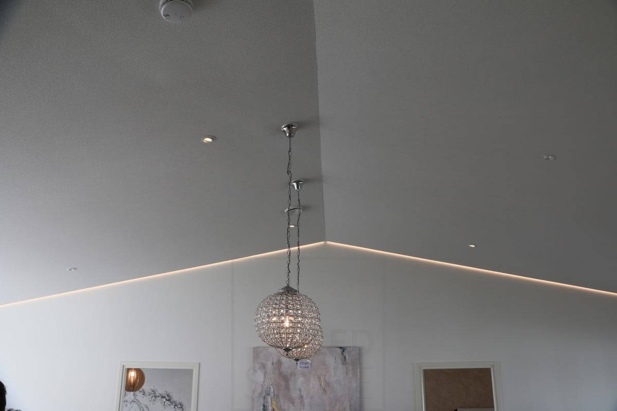Salon de l'habitat 2018 : profilé led sur un faîtage de toit incliné. A l'interface mur-toit. Ledstore.fi
