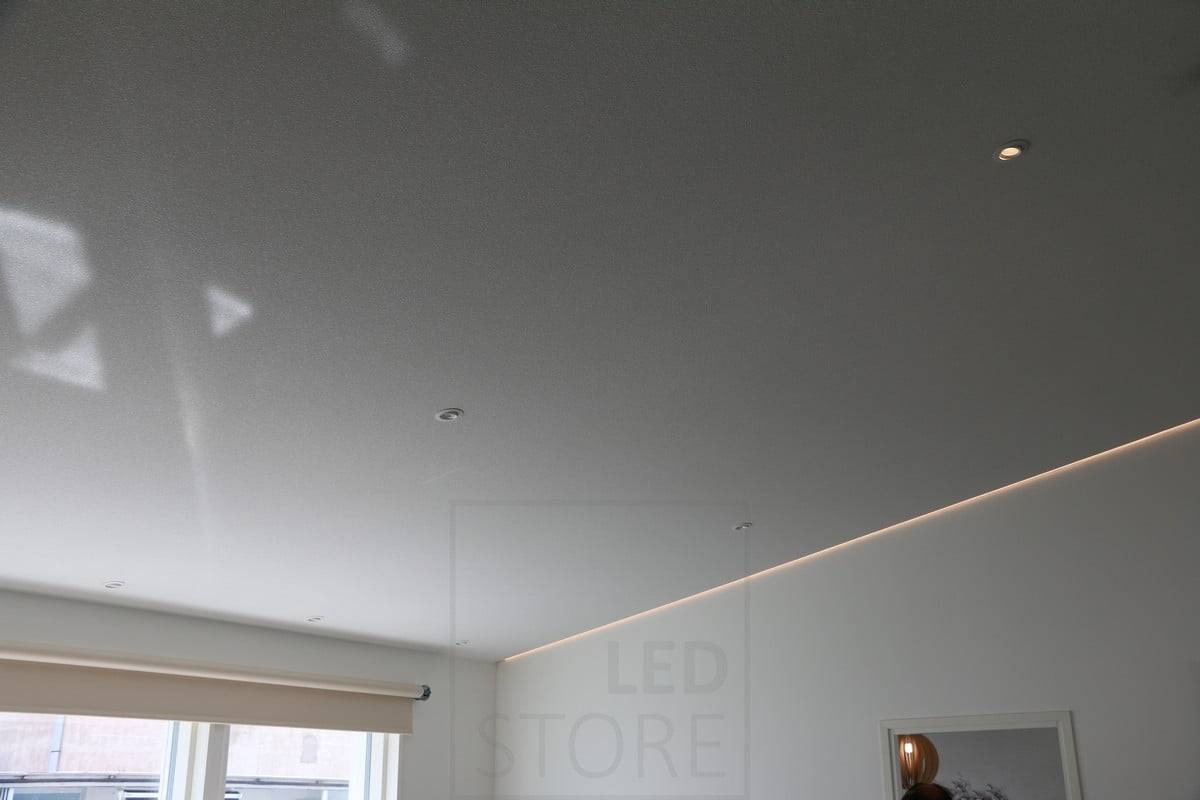 Salon de l'habitat 2018 : profilé led dans un plafond ascendant incliné, bordure mur à plafond, lumière chaude 3000K. Ledstore.fi