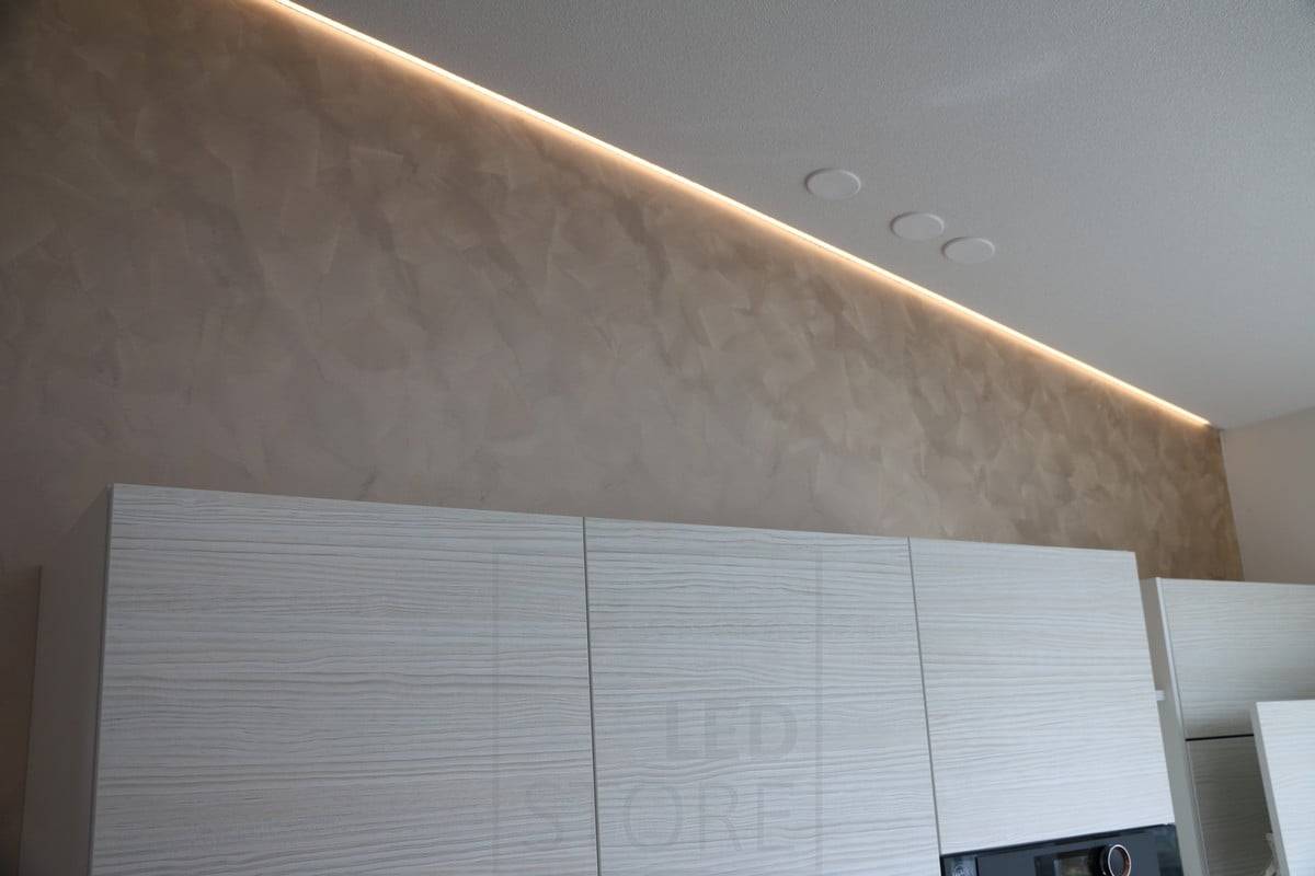 Salon de l'habitat 2018 : profilé led sur un plafond ascendant incliné, à l'interface mur-plafond. Ledstore.fi