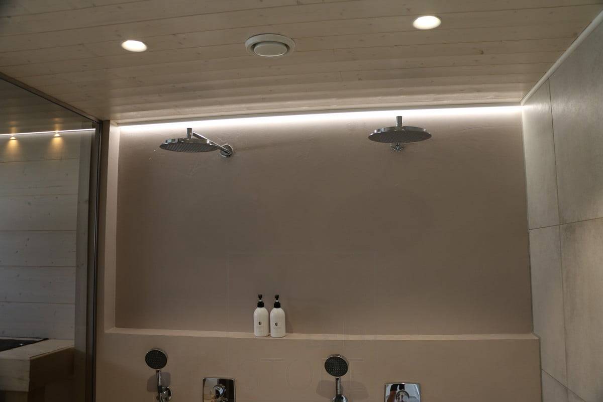 Salon du logement 2018 : lumière indirecte sur un mur de douche. Ledstore.fi