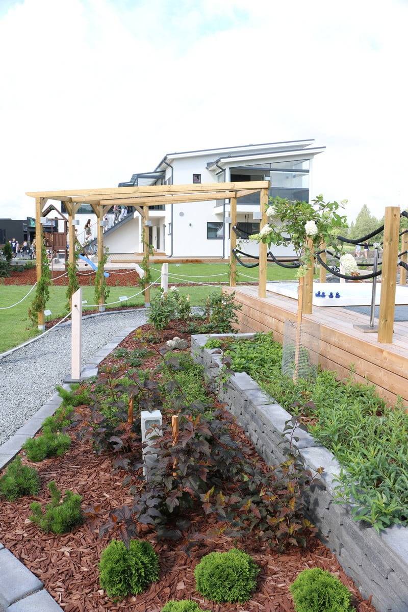 Salon du logement 2018 : le pilier cubique dans un parterre de fleurs. Ledstore.fi