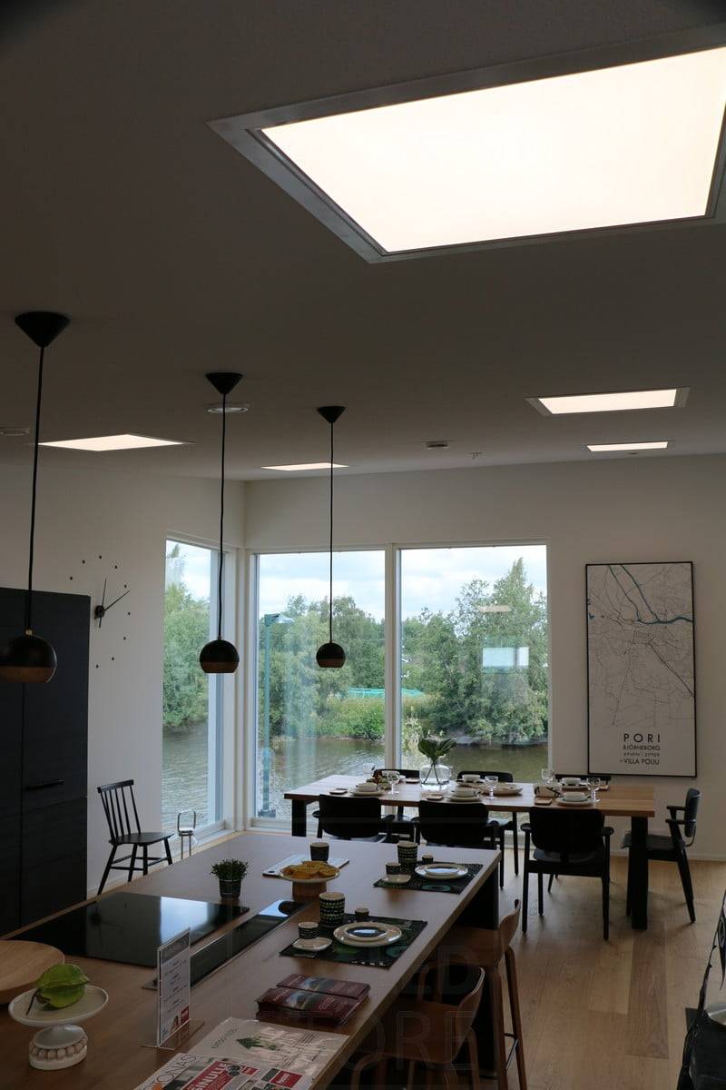 Salon du logement 2018 : panneaux led 600x600 sur un plafond incliné dans le salon. Ledstore.fi