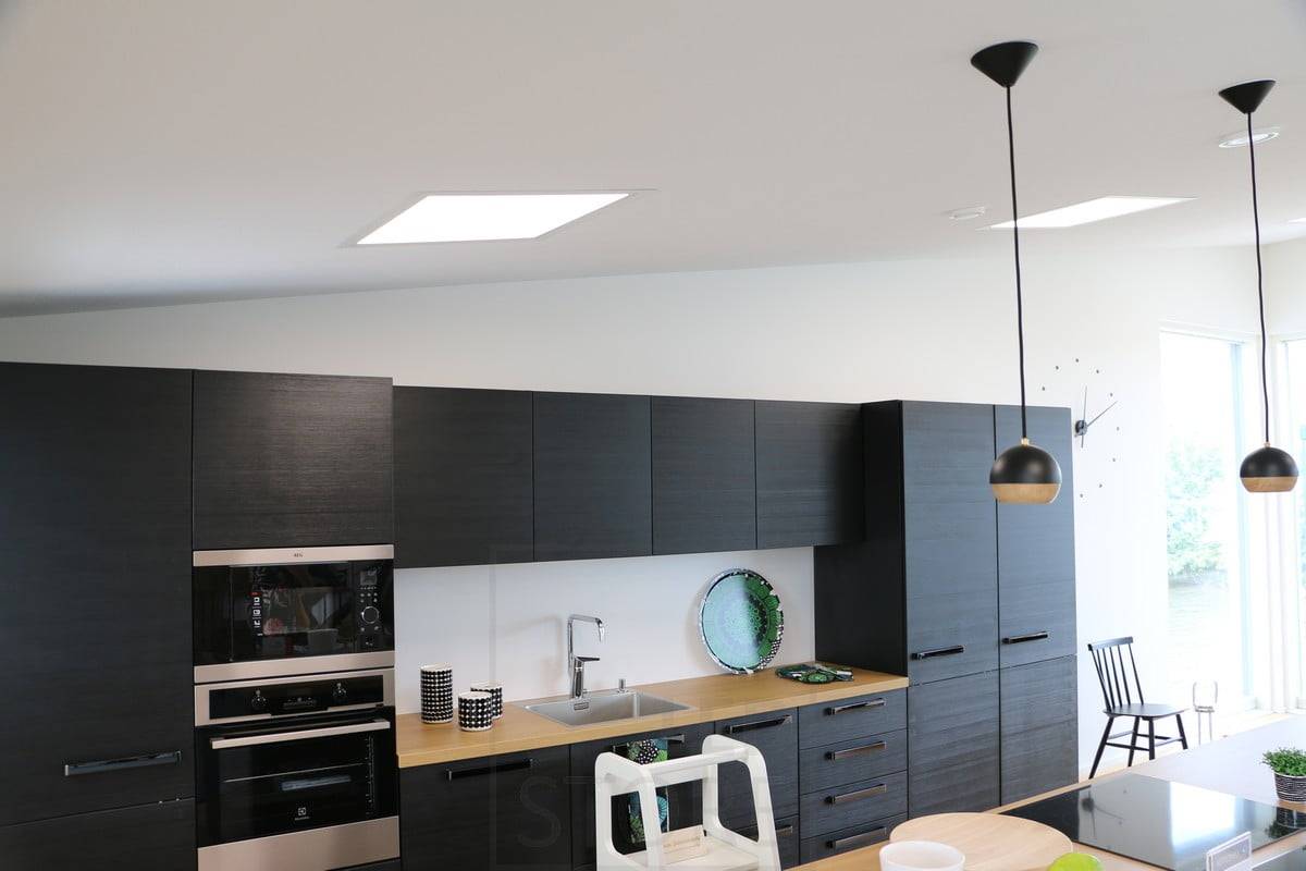 Salon du logement 2018 : panneaux led 600x600 sur un plafond incliné dans le salon. Ledstore.fi