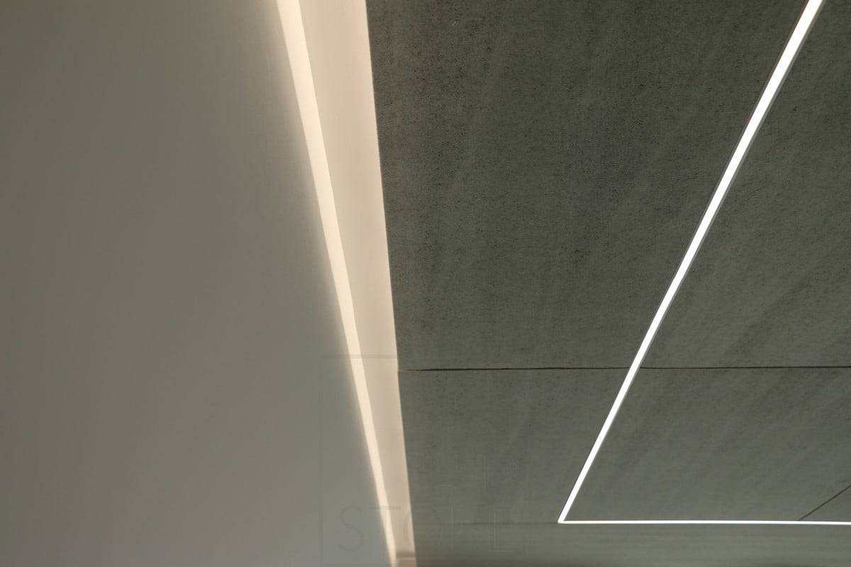 Salon du logement 2018 : Bande LED sur toit flottant et encastrée dans le panneau acoustique Konto. Ledstore.fi