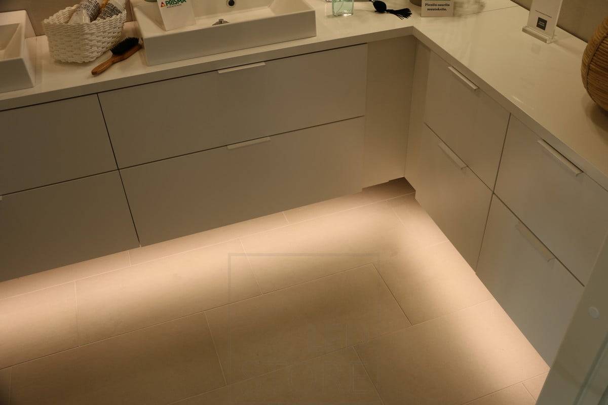 Salon de l'habitat 2018 : installation de toilettes avec bande LED en forme de L dans la partie inférieure avec détecteur de mouvement. Ledstore.fi