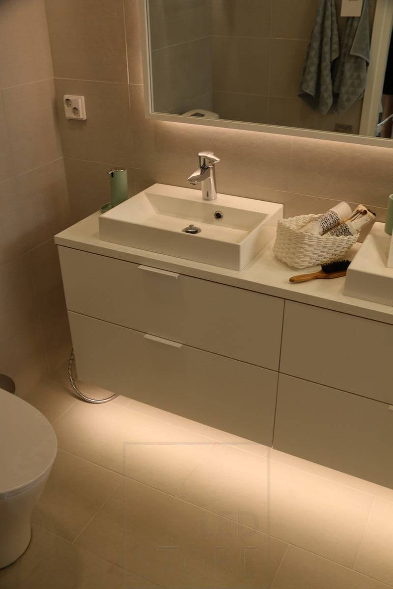 Salon du logement 2018 : bandeau led sur le fond des toilettes avec détecteur de mouvement. Ledstore.fi