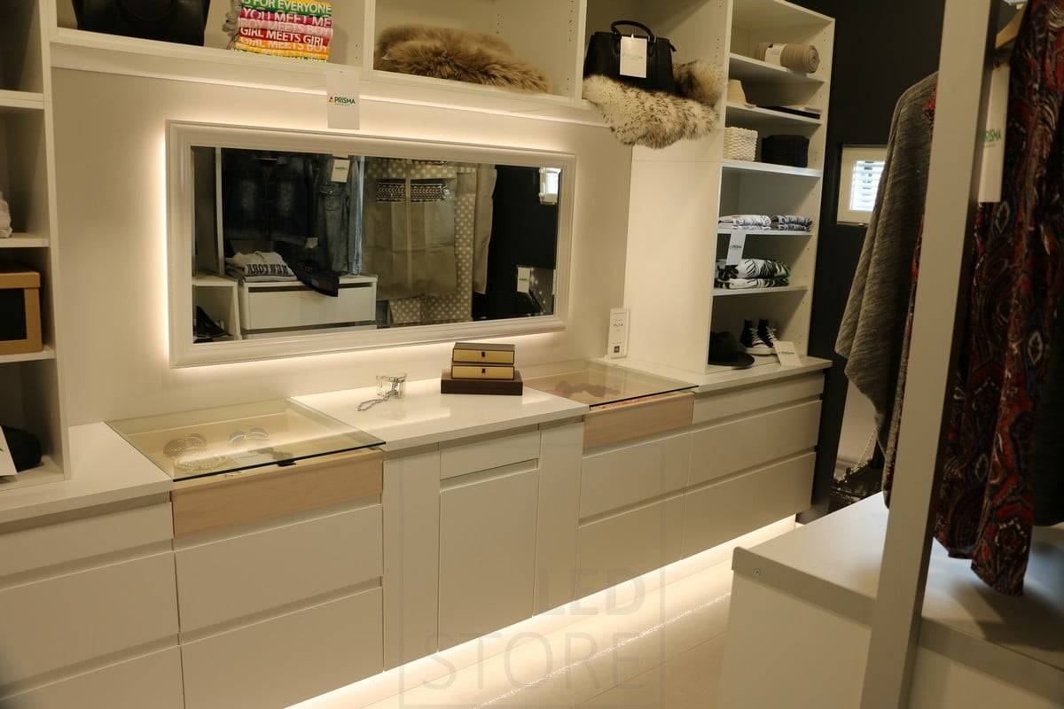 Salon de l'habitat 2018 : bande LED sur la base et le socle d'une armoire. Ledstore.fi