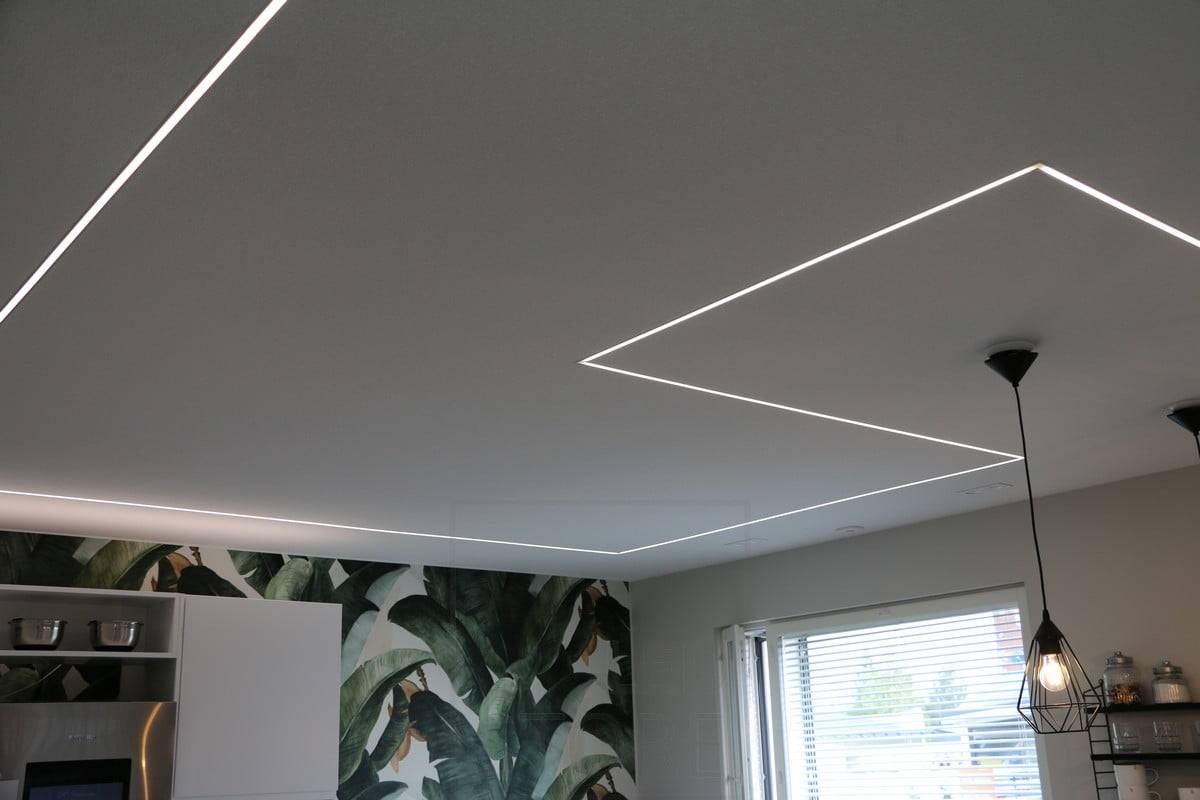 Salon de l'habitat 2018 : la bande de Led librement encastrée dans le plafond. Ledstore.fi