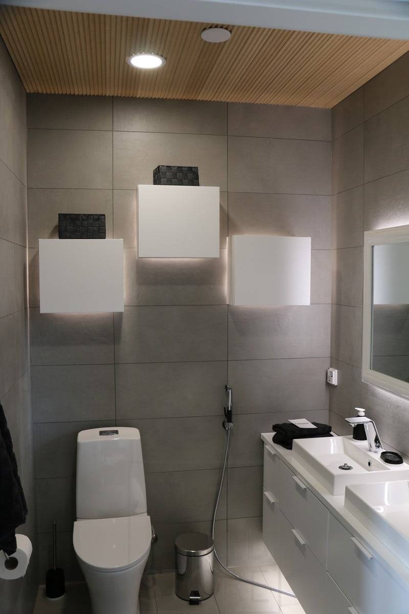 Salon du logement 2018 : spot led au plafond et lumière indirecte derrière les armoires. Ledstore.fi
