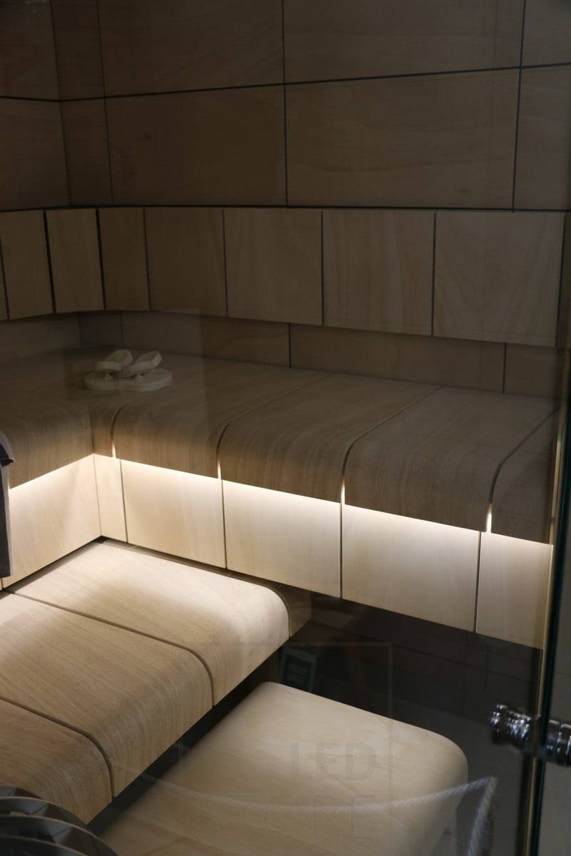 Salon du logement 2018 : ruban de leds sur le panneau en forme ci-dessous. Ledstore.fi