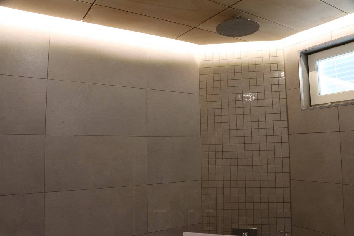 Salon de l'habitat 2018 : bandeau de leds dans le coin des toilettes, indirectement à l'intérieur du plafond. Ledstore.fi