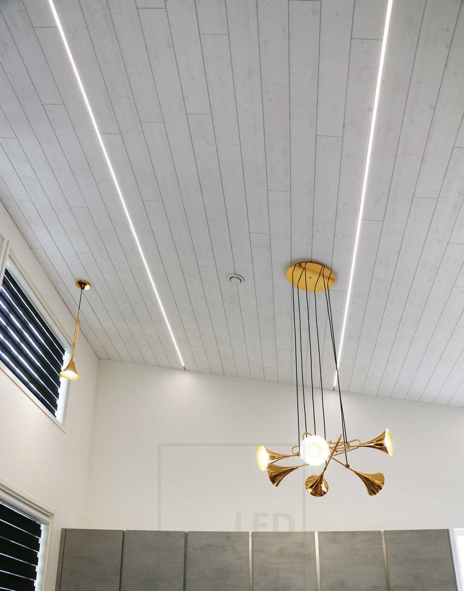 Salon de l'habitat 2018 : led pfofilfiles dans les coutures des plaques de plafond dans un salon en hauteur. Ledstore.fi