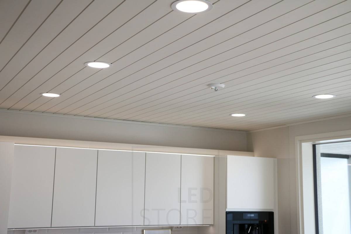 Salon du logement 2018 : plafond vert pyro de 160 mm dans le plafond lambrissé et lumière indirecte sur les armoires de cuisine. Ledstore.fi