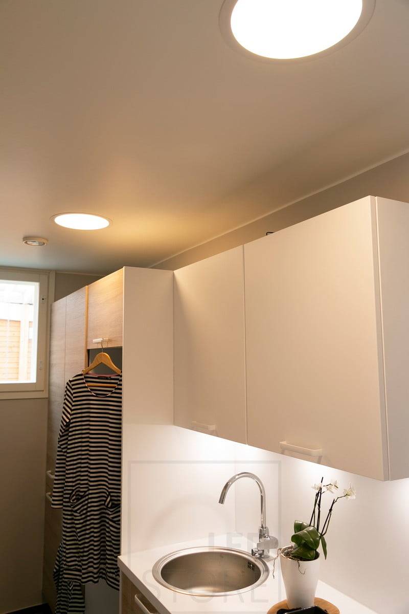 Salon du logement 2018 : plafonnier et plan de travail ronds de 240 mm dans une buanderie. Ledstore.fi