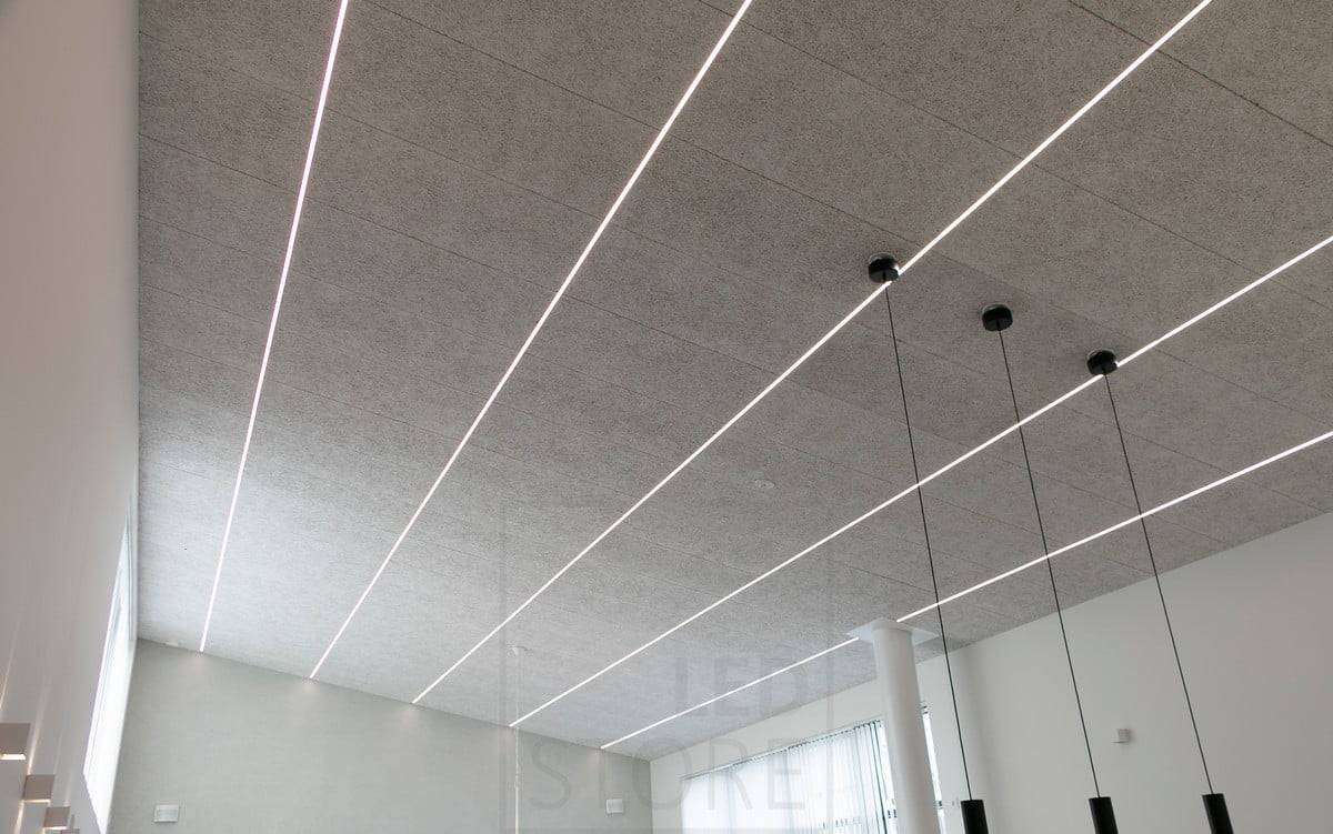 Salon du logement 2018 : profilé inversé étroit installé entre les panneaux acoustiques du Konto avec un pas de 60 cm. Ledstore.fi