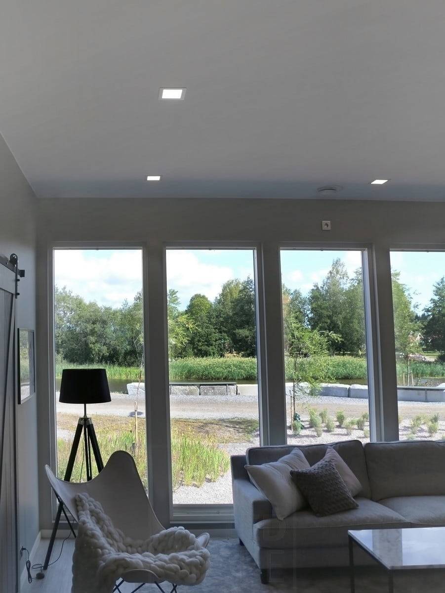 Salon du logement 2018 : panneaux carrés 120x120 dans le salon. Ledstore.fi