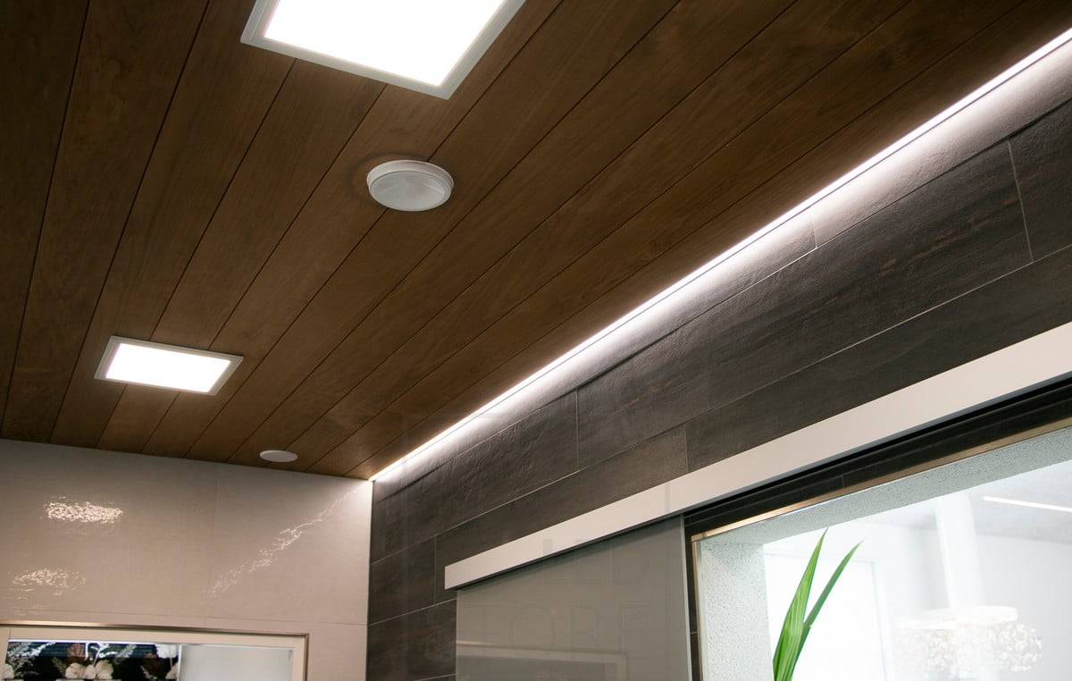 Salon de l'habitat 2018 : panneau et bande LED 300x300 en profil bas au niveau du panneau. Ledstore.fi