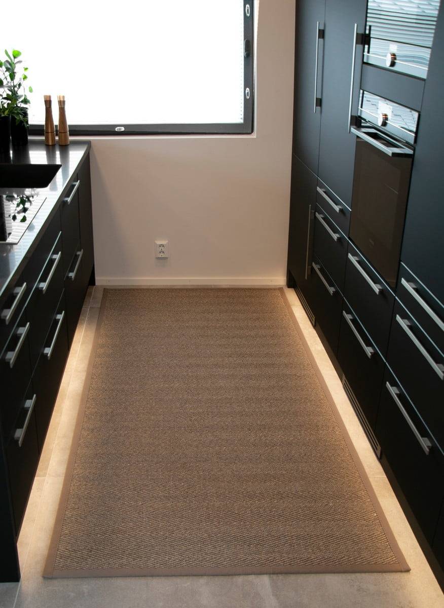 Salon de l'habitat 2018 : bandes de leds dans le socle, dans la cuisine noire. Ledstore.fi