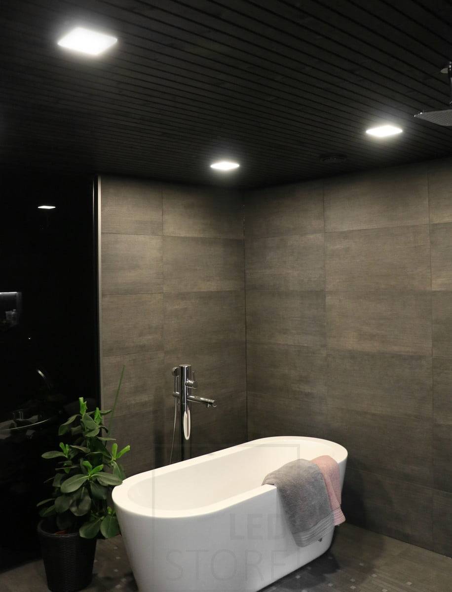 Salon de l'habitat 2018 : panneaux led 200x200 sur un plafond noir, peint par le client. Ledstore.fi