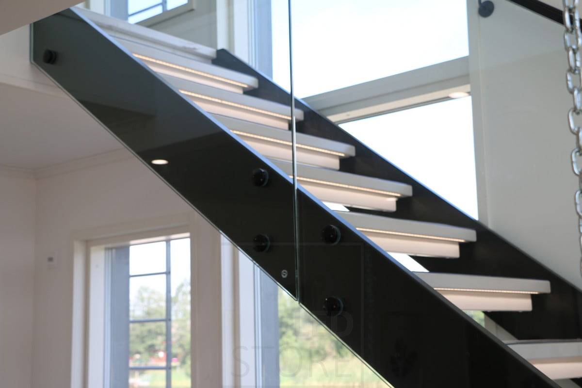 Salon du logement 2018 : bande LED encastrée dans les marches d'escalier. Ledstore.fi
