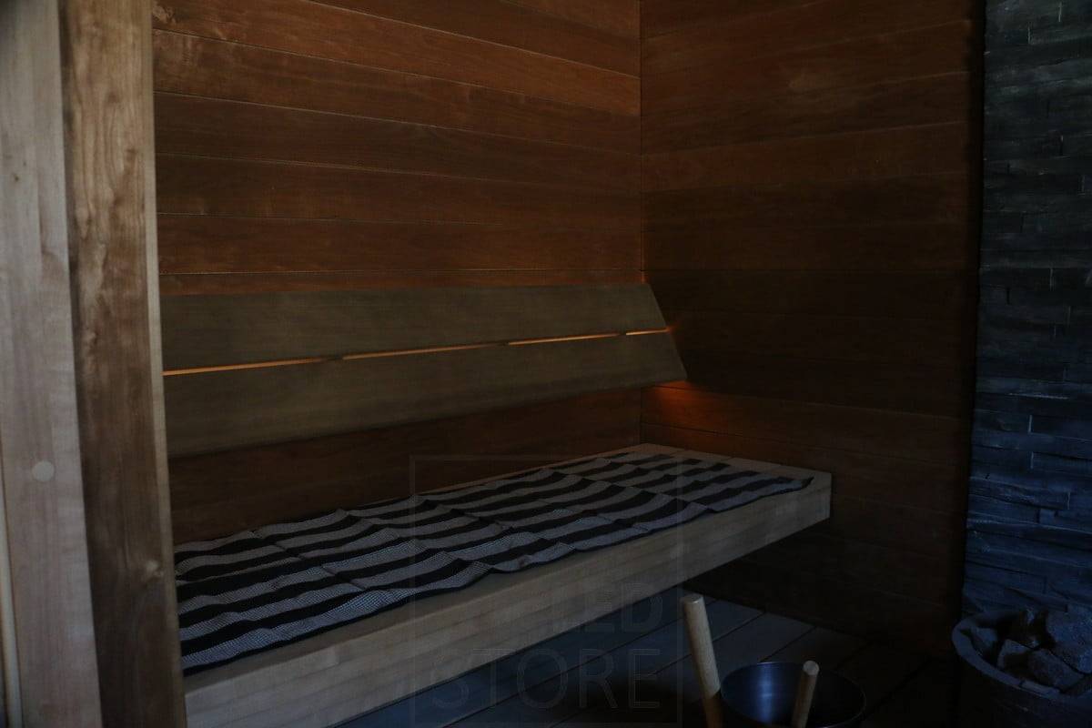 Salon du logement 2019 : Bande LED éclairant le sauna d'une lumière douce, indirectement derrière le dossier. Ledstore.fi