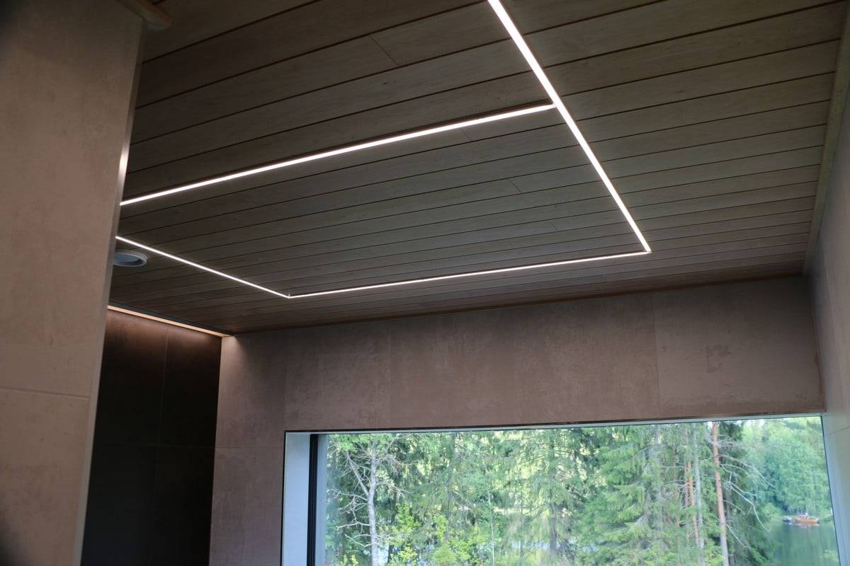 Salon de l'habitat 2019 : Bande LED au plafond en 8 anneaux, montée sur un profilé encastré étroit. Ledstore.fi