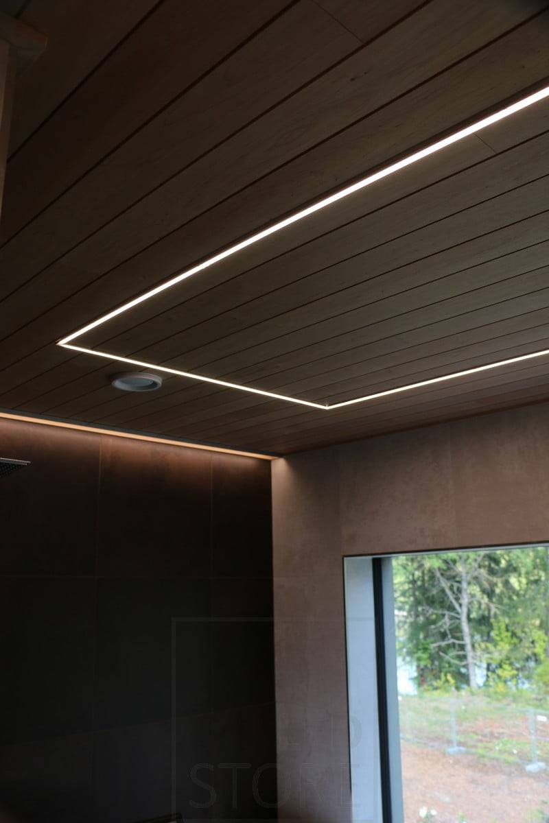 Salon de l'habitat 2019 : Bande LED au plafond en périphérie, montée sur un profilé encastré étroit. Ledstore.fi