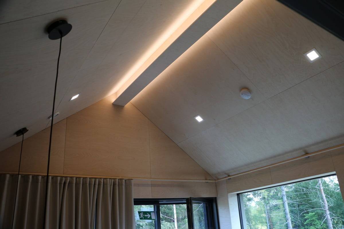 Salon de l'habitat 2019 : des bandes de leds cachées dans la brosse du toit, sous la planche. Ledstore.fi
