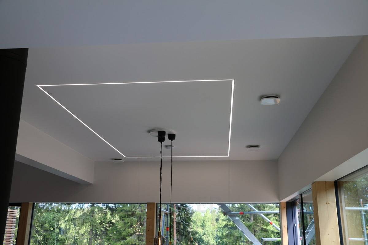 Salon de l'habitat 2019 : Bande lumineuse au plafond de la cuisine en périphérie, montée sur un profilé encastré étroit. Ledstore.fi