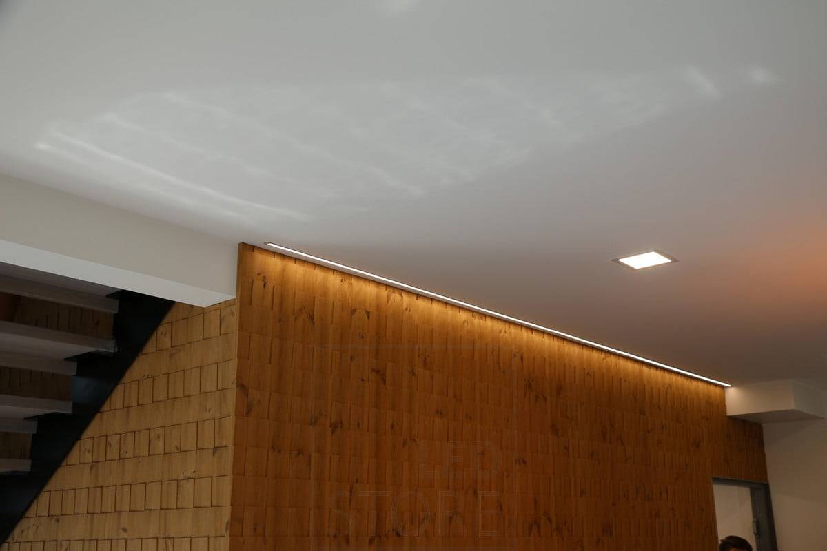 Salon de l'habitat 2019 : Ruban de leds dans un profil étroit et affleurant éclairant un mur à effet. Ledstore.fi