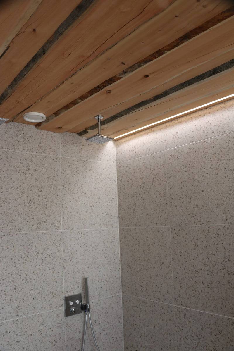 Salon du logement 2019 : Ruban de leds sur un plafond scié en Tuppeen, mur à côté. Ledstore.fi