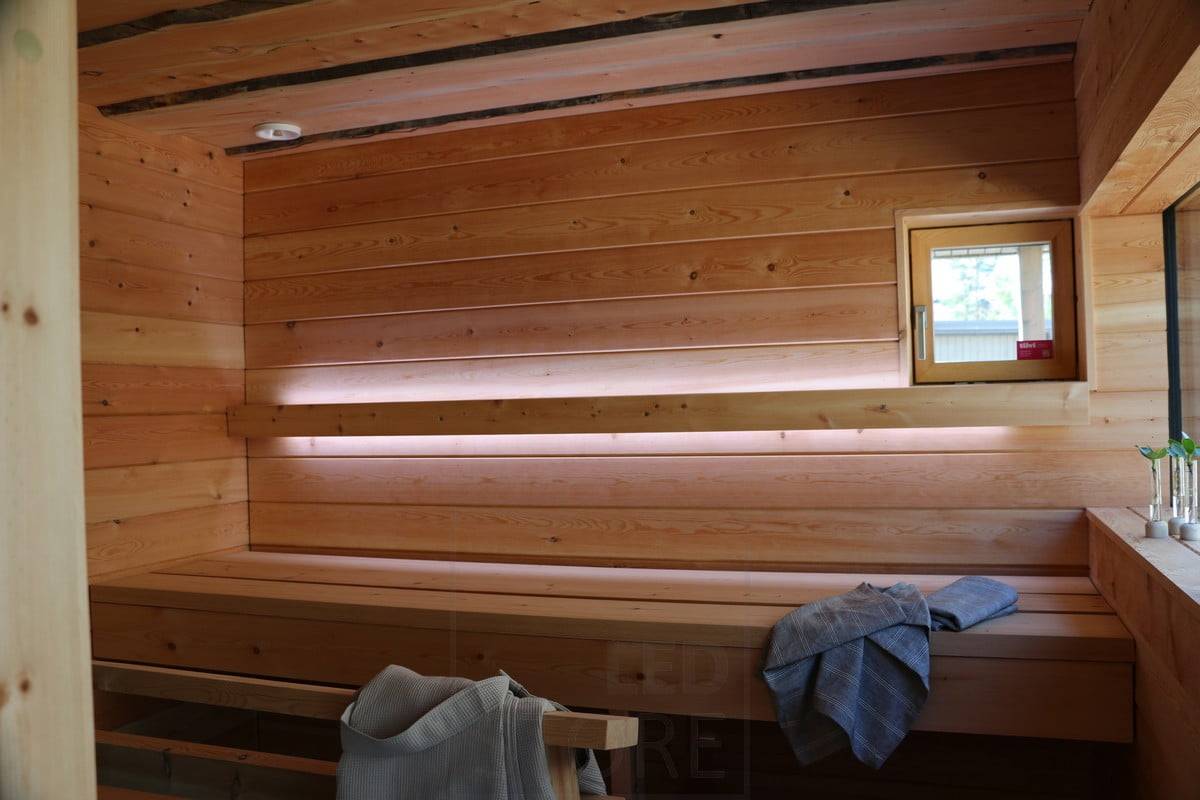 Salon du logement 2019 : Bande lumineuse dans le sauna, derrière le dossier. Lumière vers le haut et vers le bas. Ledstore.fi