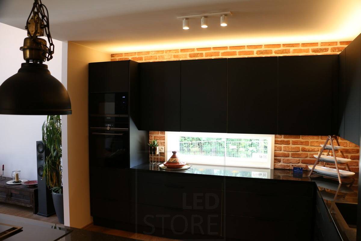 Salon du logement 2019 : Lumière indirecte de cuisine noire sur le dessus d'une armoire. Ledstore.fi