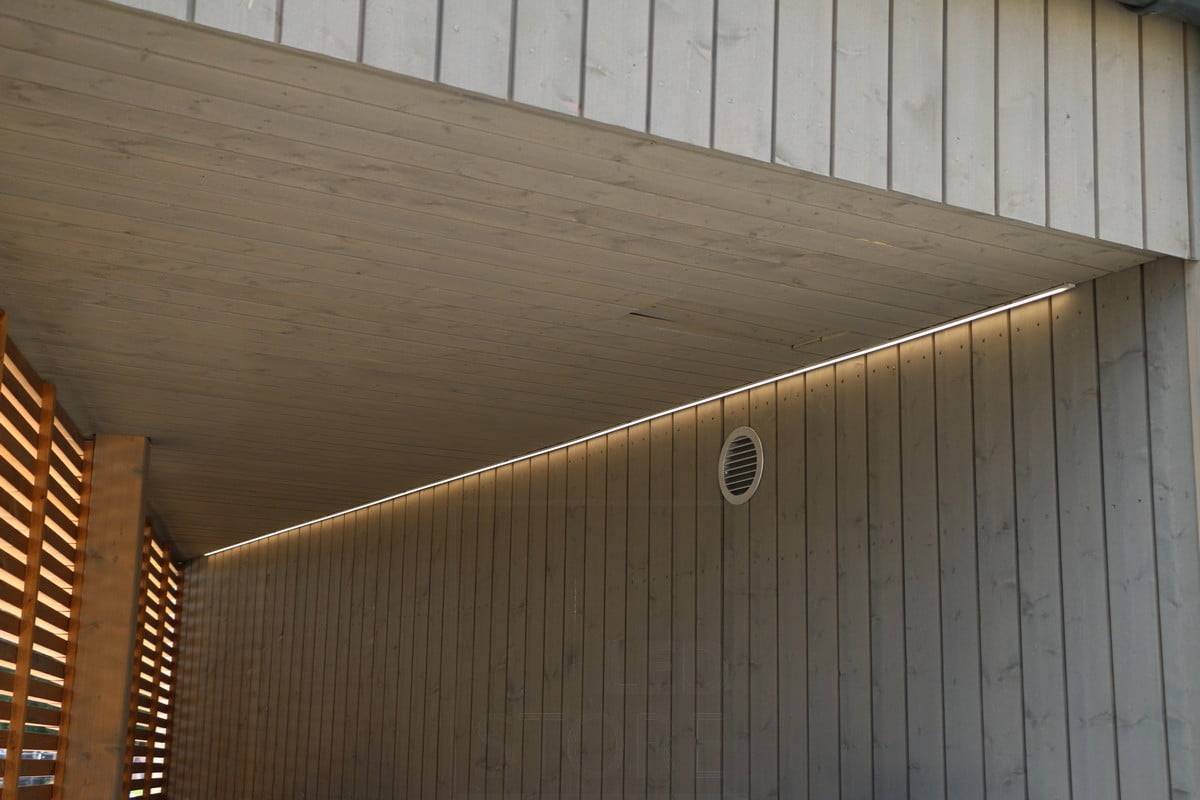 Salon du logement 2019 : bande lumineuse à led sur le toit d'un auvent à côté d'un mur. Ledstore.fi