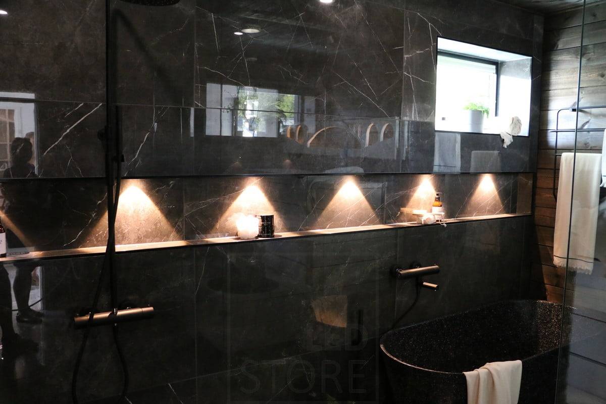 Salon du logement 2019 : Petits spots à leds sur une étagère à savon comme éclairage d'appoint. Ledstore.fi