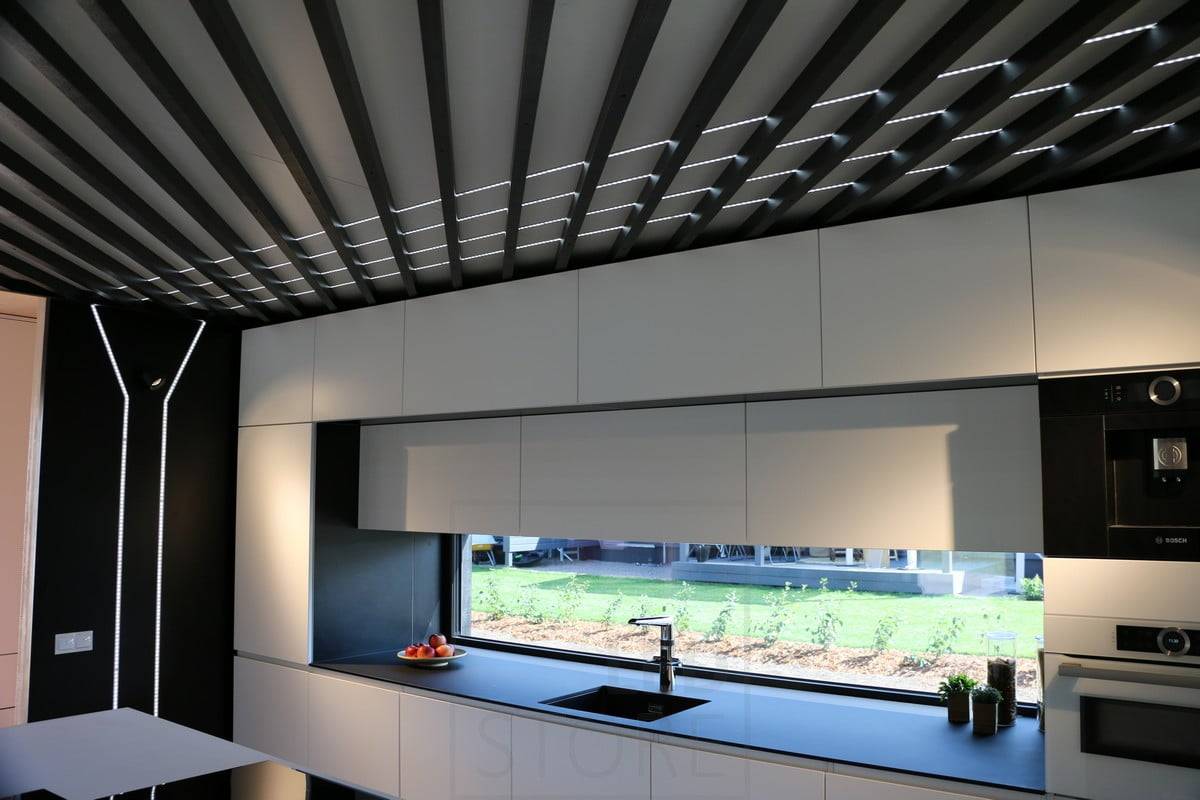 Salon de l'habitat 2019 : Ruban à leds en profilé noir, sous les poutres. Les profilés à leds permettent à la fois d'éclairer la cuisine et de servir d'élément décoratif. Ledstore.fi