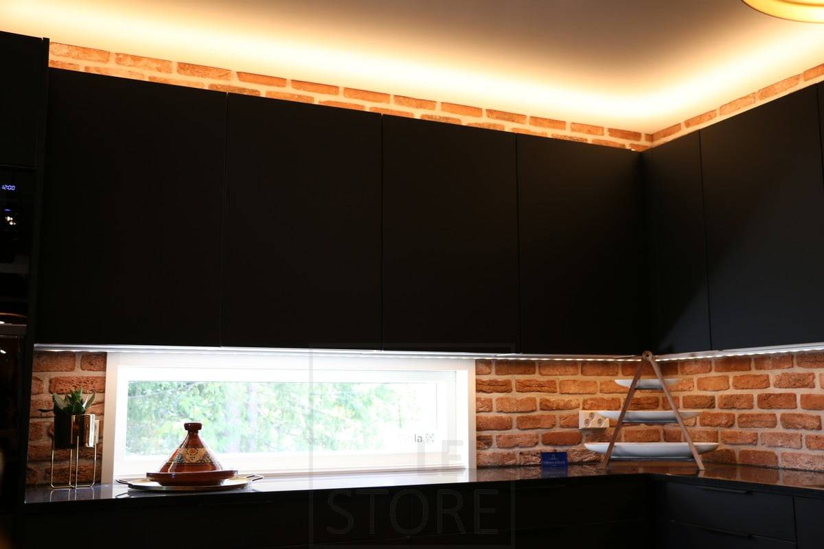 Salon du logement 2019 : Lumière indirecte dans la cuisine sur le dessus d'une armoire. Ledstore.fi