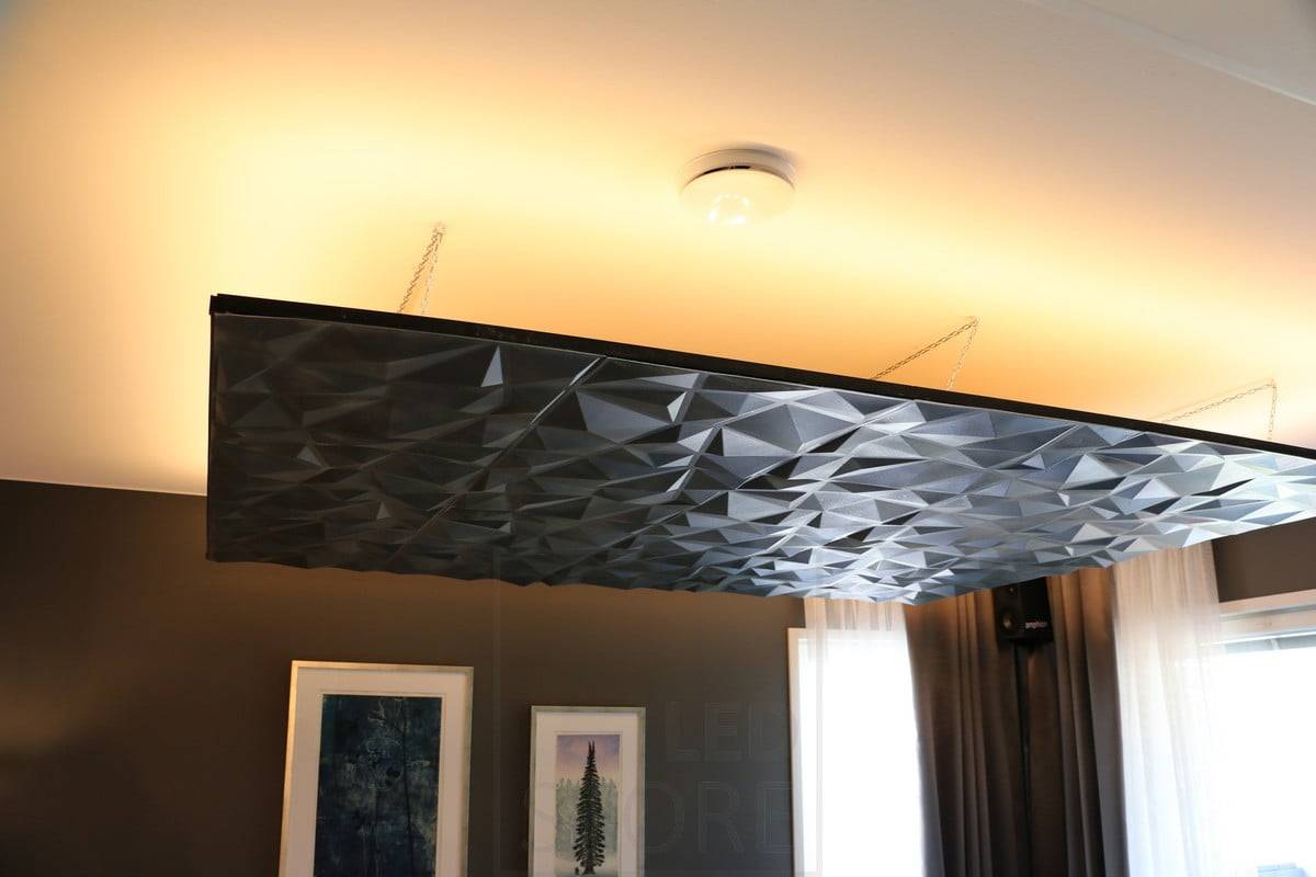 Salon du logement 2019 : Lumière indirecte depuis le haut d'un panneau déroulant. L'éclairage est atmosphérique et met en valeur la dalle du toit. Ledstore.fi