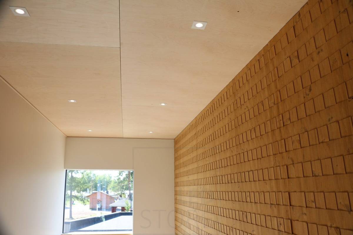 Salon du logement 2019 : KANTTI spots led sur plafond en contreplaqué. Ledstore.fi
