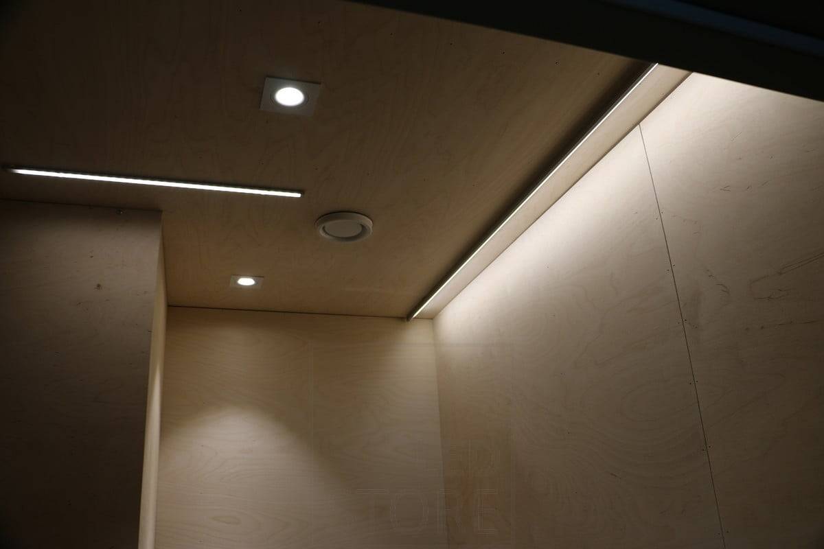 Salon du logement 2019 : Éclairage polyvalent avec des lampes à LED. Bande LED combinée à un éclairage ponctuel. Ledstore.fi