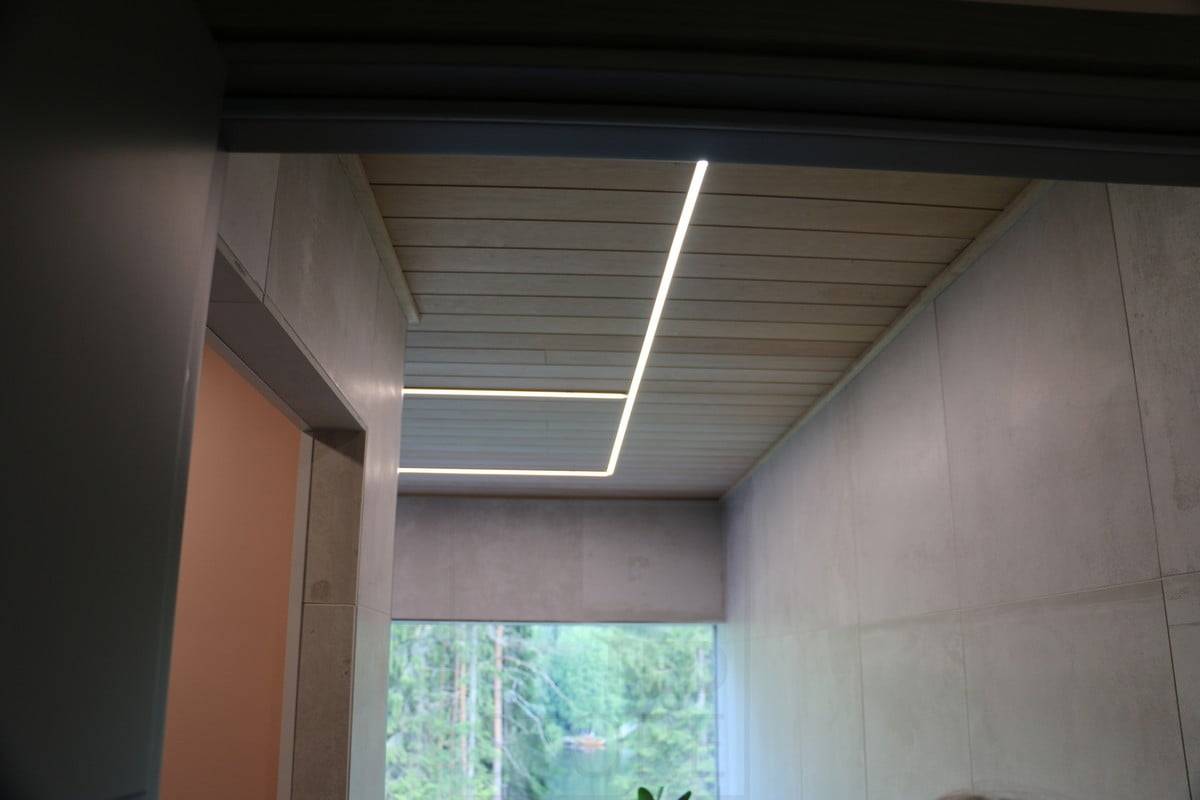 Salon du logement 2019 : Bande LED au plafond, installée dans un profilé encastré étroit. Ledstore.fi