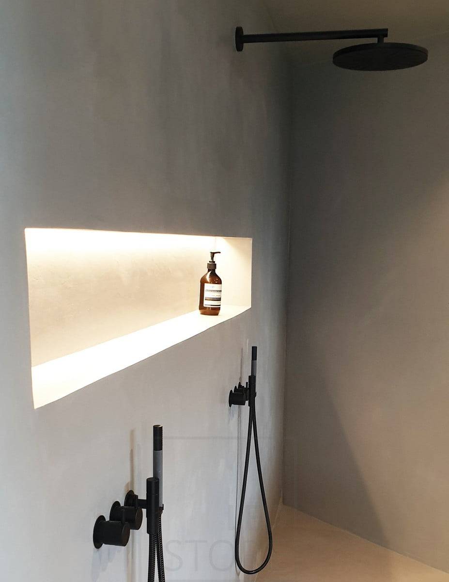 Housing Fair 2020 : ruban lumineux sur une longue étagère à savon, éclairé par le coin supérieur. Ledstore.fi