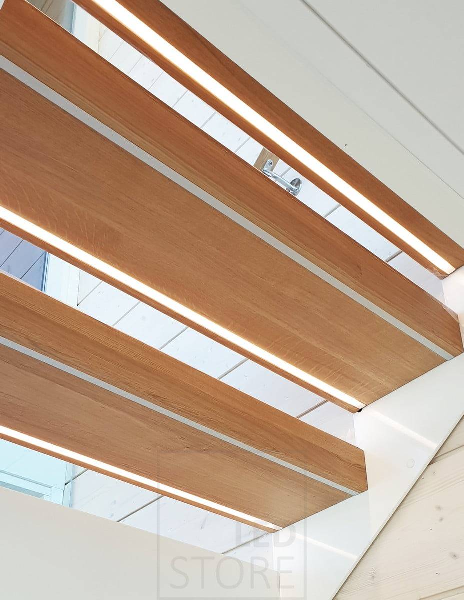 Salon du logement 2020 : ruban de leds encastré dans le bas de l'escalier. Ledstore.fi