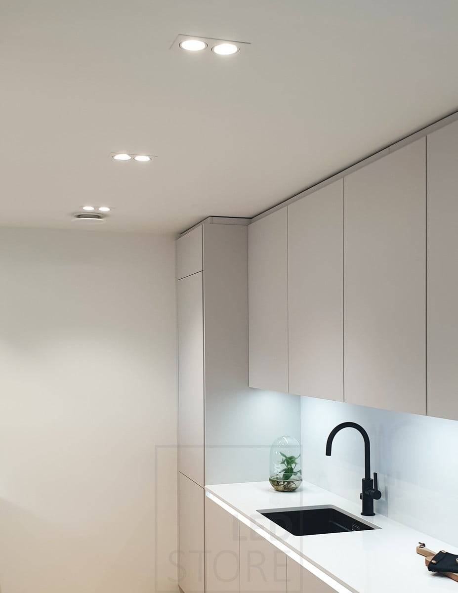Salon de l'habitat 2020 : double spot au plafond de la buanderie comme éclairage général efficace, bande LED éclairant le plan de travail. Leddstore.fi