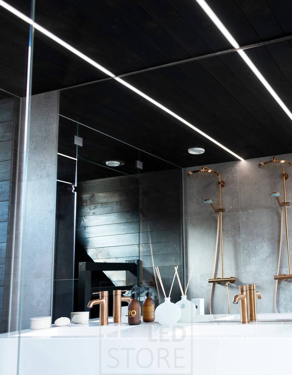 Salon de l'habitat 2020 : profilés étroits et affleurants dans le plafond noir des toilettes. Ledstore.fi