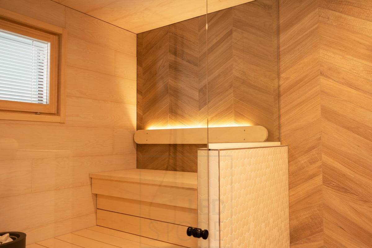 Salon du logement 2020 : la lumière à l'arrière du sauna est orientée vers le haut. Ledstore.fi